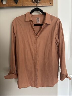 Kittenish “Desert Nights Resort” linen top